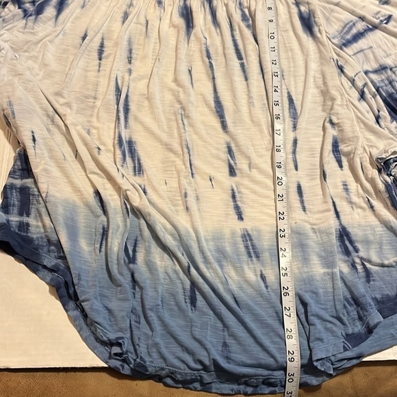 Lane Bryant-22/24-blue and white tie-dye flutter sleeve pull over top blouse - Picture 10 of 11